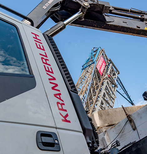 Aufbau eines Krans mit Kranwagen Aufbau eines Krans mit Kranwagen